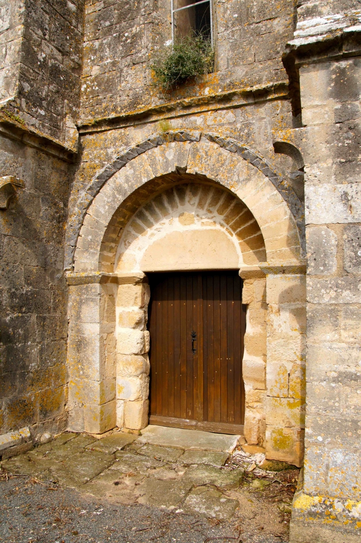 Le portail de l'église Notre-Dame. - Chenay