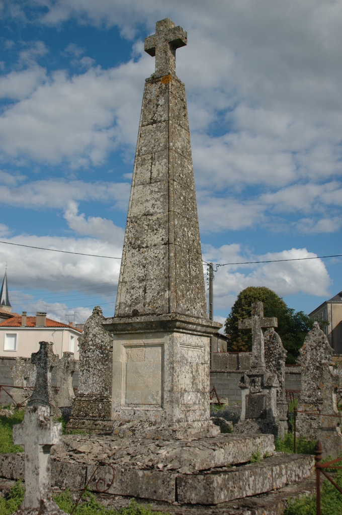 Croix hosanière cimetière ancien  du bourg - Cherveux