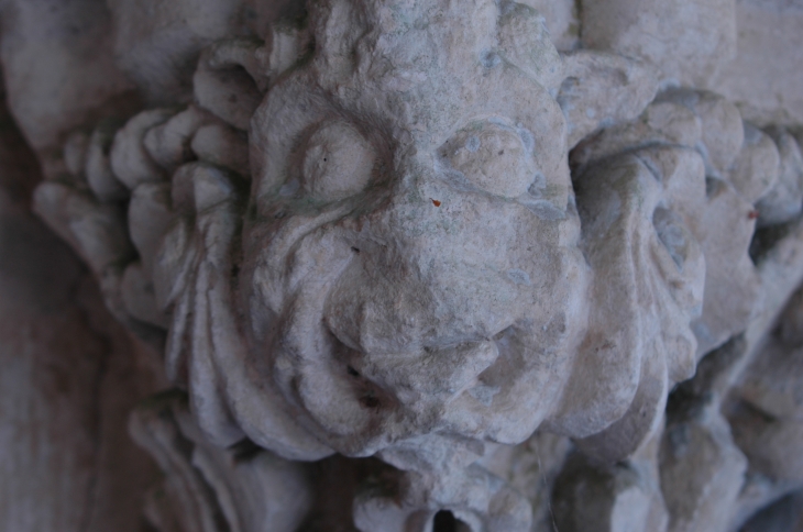 Chapiteau du portail de l'église romane  - Clavé
