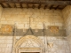 Façade Sud de l'église de la Trinité : détail des peintures au dessus du portail Sud.