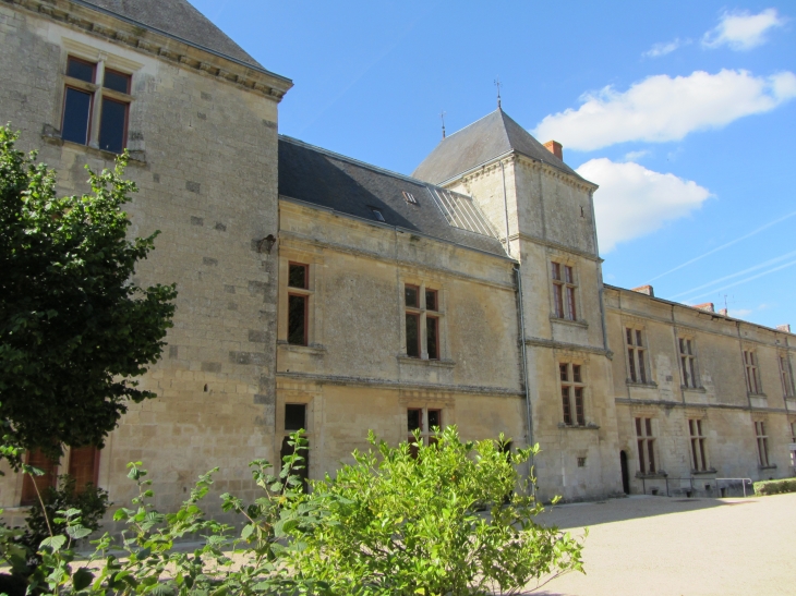 Château côté parc - Coulonges-sur-l'Autize