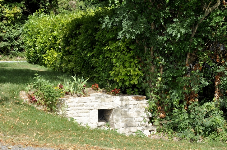 Drainage de la doue avec déversoir en pierre érigé par la municipalité en 2010. - Crézières
