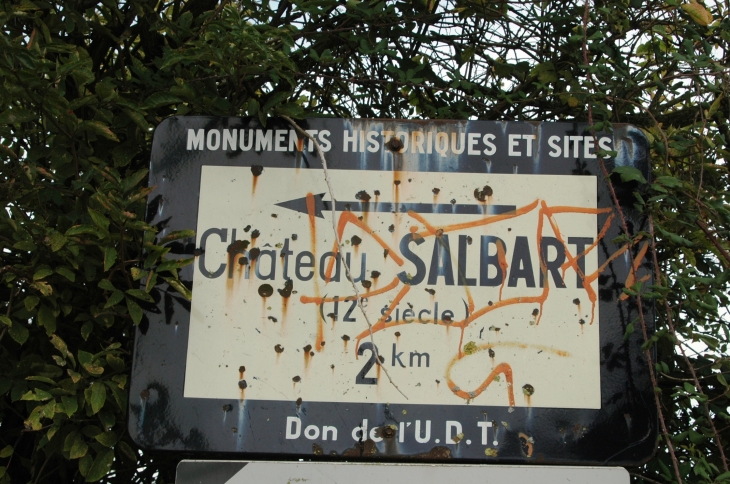 Le panneau émaillé annoncant Chateau Salbart autre lieu touristique de Echiré  - Échiré