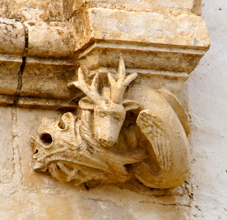 Detail-sculpture-de-l-encadrement-de-la-fenetre-ancienne à Bagnault. - Exoudun