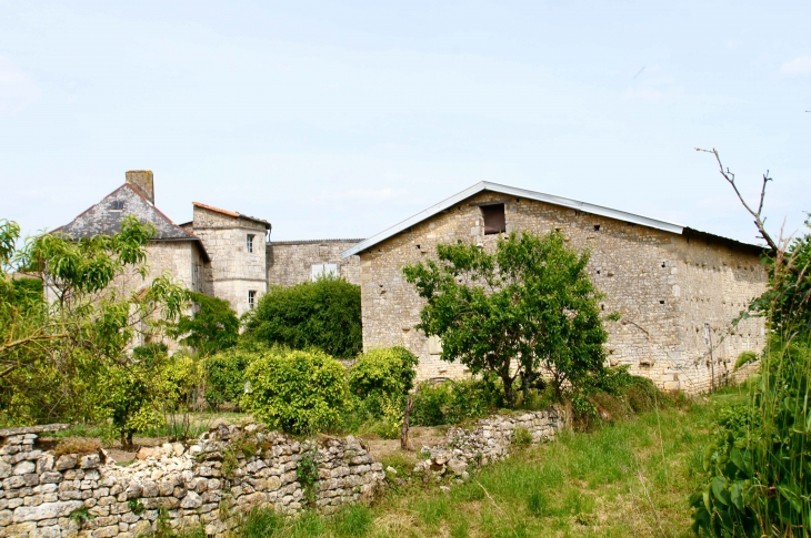 Maisons anciennes du village de Bagnault. - Exoudun