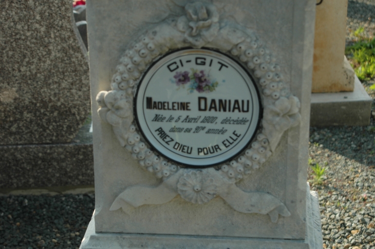 Tombe de Madeleine Daniau célébre boulangére de 14 ans pendant la grande guerre - Exoudun