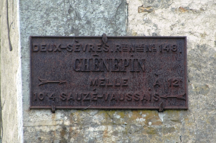 Plaque routière ancienne lieu dit Chenepin - Gournay-Loizé