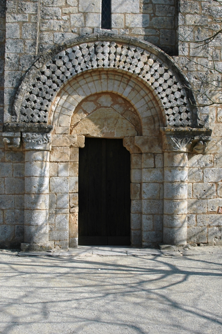 Porche de l'église romane - Gournay-Loizé