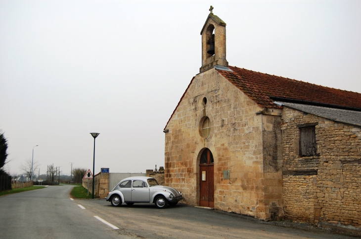 Devant l'église romane ST Maixent  - Juscorps