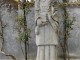 Statue en granit près de l'église 