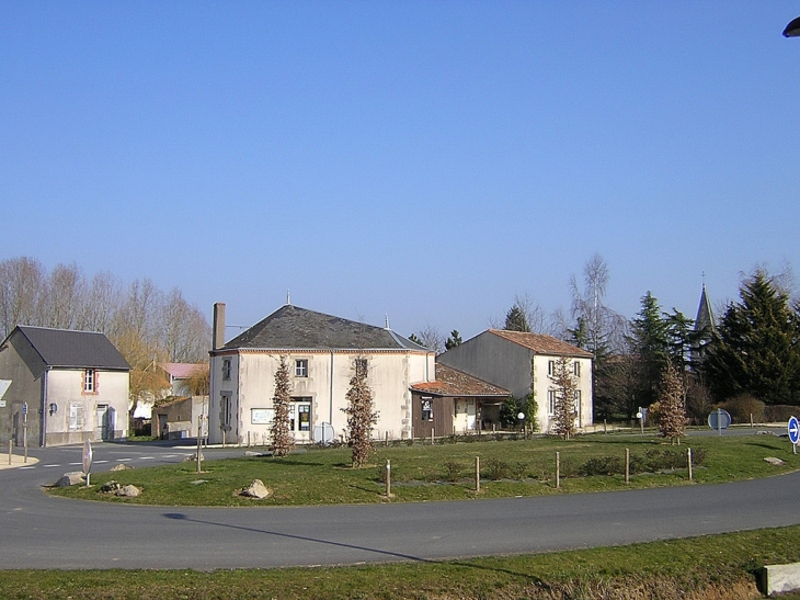 Rond point du centre bourg - La Coudre