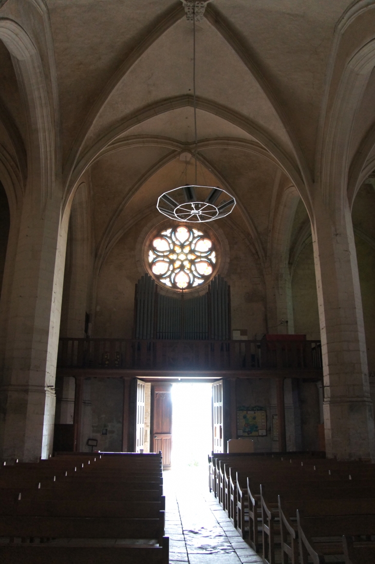 L'église Saint Heray : la nef vers le portail, au fond , les orgues datent de 1946. Ce sont les seules orgues du Sud Deux Sèvres.. - La Mothe-Saint-Héray