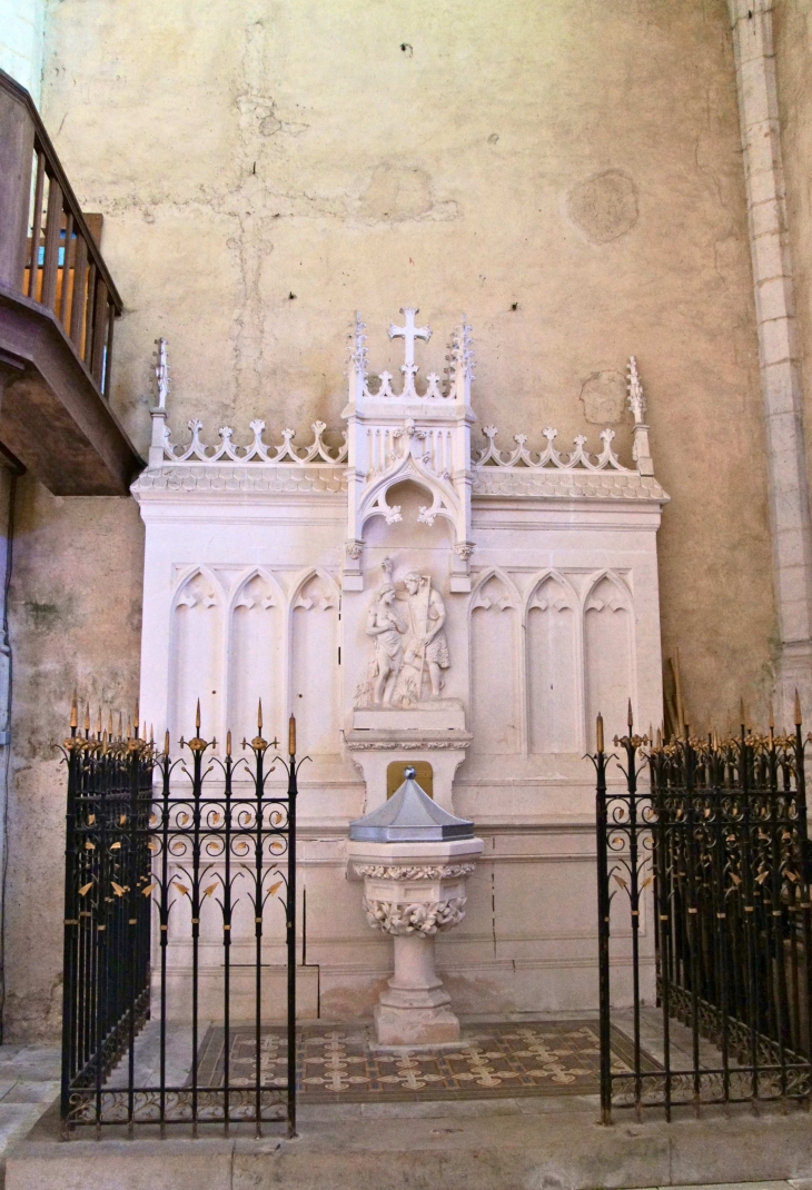 A gauche de l'entrée, près du mur nord, les fonts baptismaux à cuve octogonale sont accompagnés d'un bas-relief, au mur ouest, représentant le Batême de Jésus par Jean le Baptiste. - La Mothe-Saint-Héray