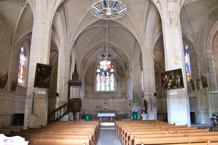 L'église Saint Héray forme un vaste rectangle divisé en trois nefs d'égale hauteur. Les cinq travées sont séparées par des pilliers octogonaux dans lesquels les nervures gothiques entrent directement, sans l'intermédiaire des chapiteaux. - La Mothe-Saint-Héray