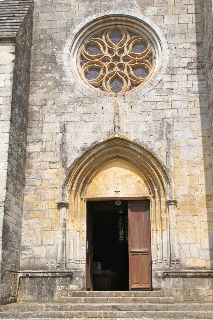 Eglise Saint Heray : La rosace de la façade a été percée en 1875. L'entrée se fait par un escalier de sept marches entre deux contreforts. La porte marque un grand arc brisé, à voussure composées de trois tores. L'ensemble est encadré de deux colonnettes  - La Mothe-Saint-Héray