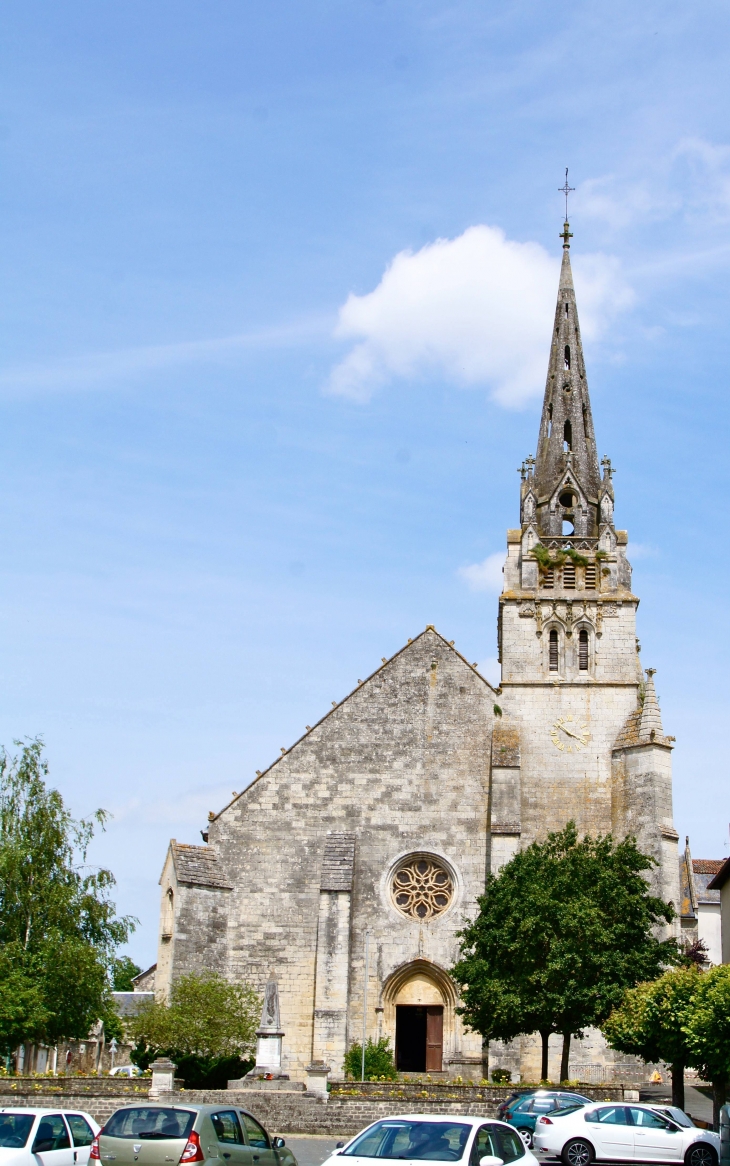 L'église Saint Heray fondée en 1498. Epaulée par quatre contreforts, la façade ouest se présente comme un mur pignon à versants inégaux, car le versant de droite est coupé par le clocher. - La Mothe-Saint-Héray