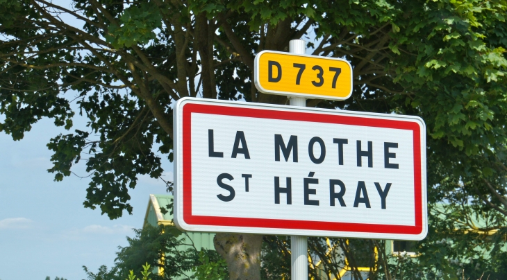 Autrefois : fondation d'un monastère par Saint Héray, au VIe siècle, qui serait à l'origine du bourg. - La Mothe-Saint-Héray