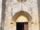 Photo suivante de La Mothe-Saint-Héray Eglise Saint Heray : La rosace de la façade a été percée en 1875. L'entrée se fait par un escalier de sept marches entre deux contreforts. La porte marque un grand arc brisé, à voussure composées de trois tores. L'ensemble est encadré de deux colonnettes 