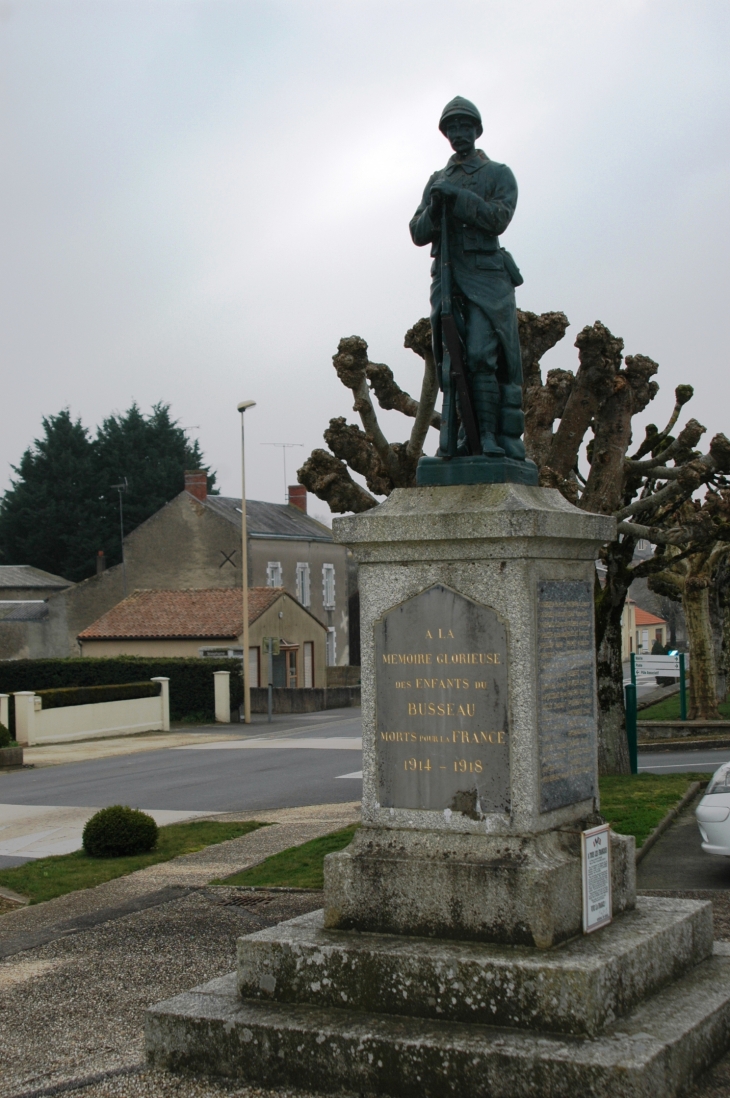 Monument aux Morts (Poilu) - Le Busseau