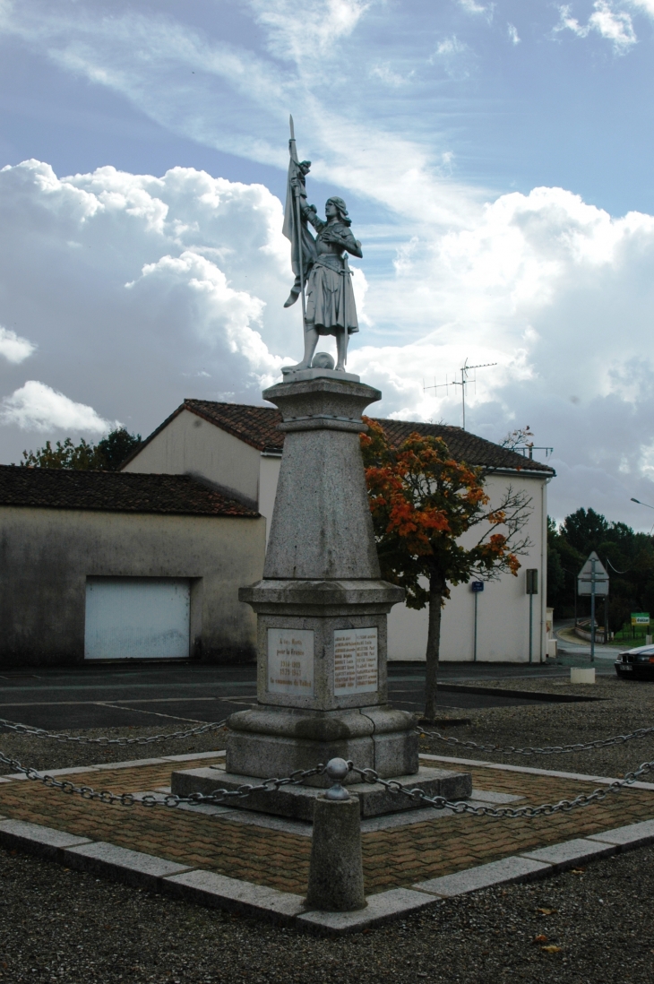 Le Monuments aux Morts pour la France sur la place de l'église  - Le Tallud