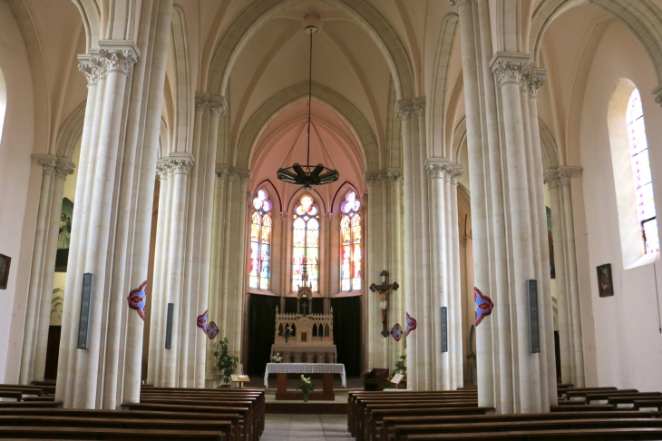 Eglise Saint Eutrope : la nef vers le choeur. - Le Vanneau-Irleau