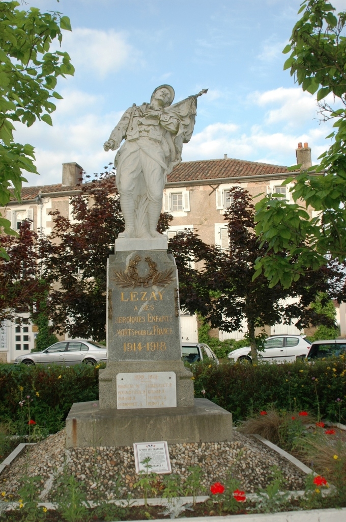 Monuments aux Morts pour la France - Lezay