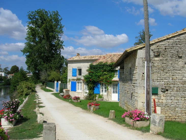 Près du pont levis - Magné