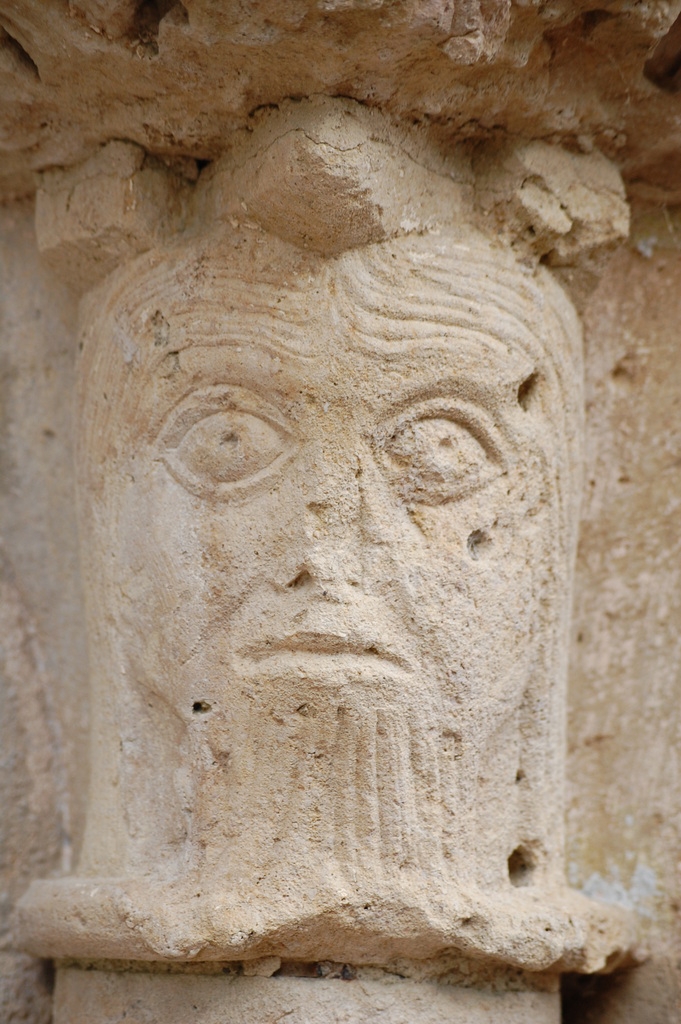 Détail du portail, visage humain, église ND - Maisonnay