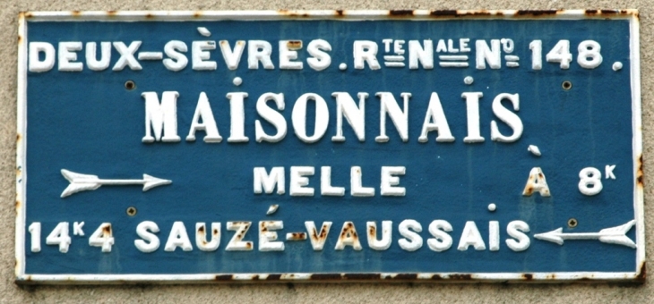 Plaque routière ancienne ortographe - Maisonnay