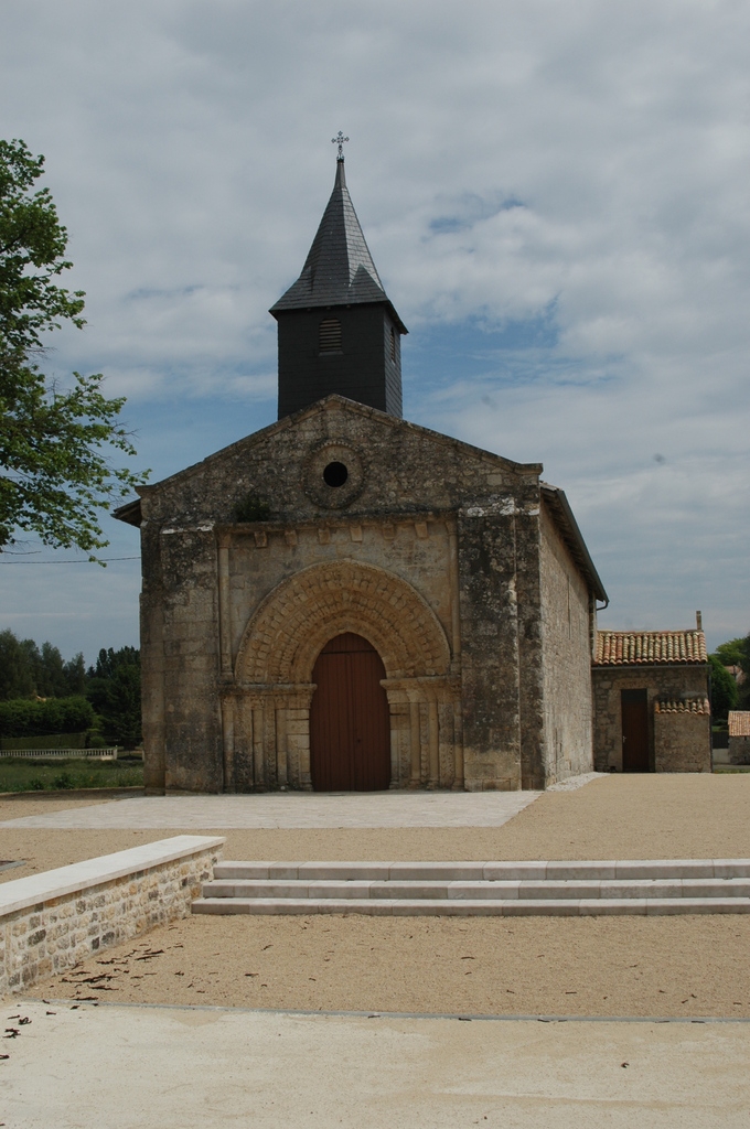 Eglise et son nouveau parvis - Maisonnay