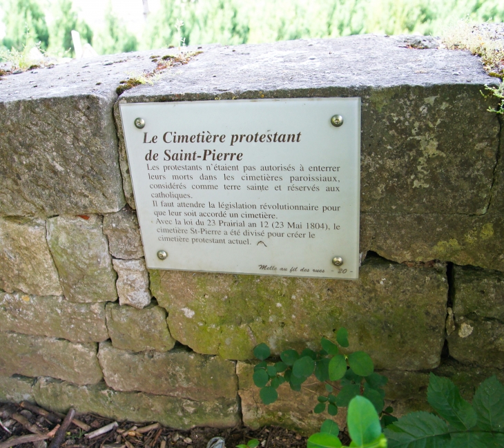Plaque du cimetière Protestant Saint Pierre. - Melle