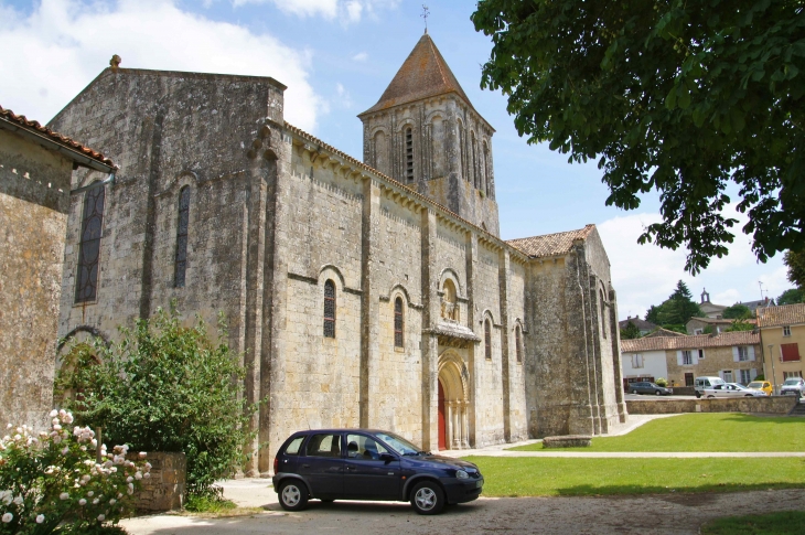 Eglise Saint Pierre XIe et XIIe siècles. - Melle