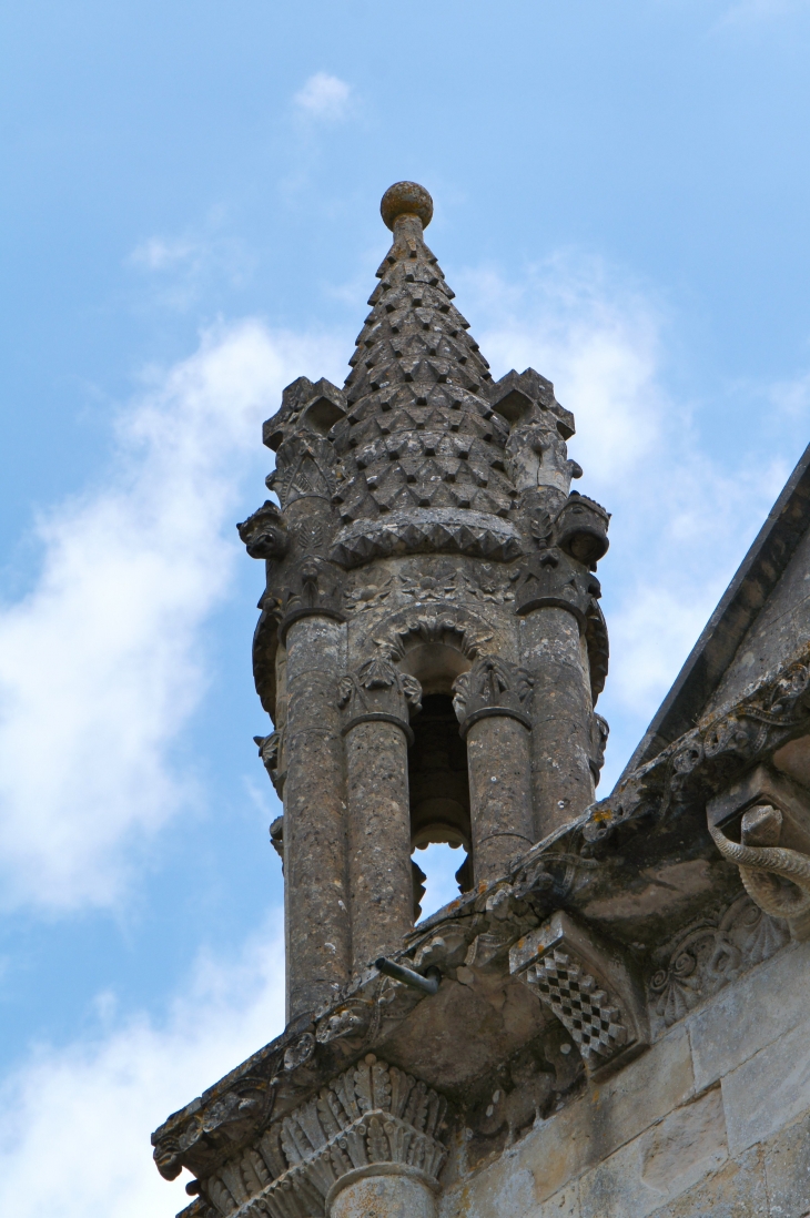 Détail : clocheton à flèche. façade occidentale église Sainte Hilaire. - Melle