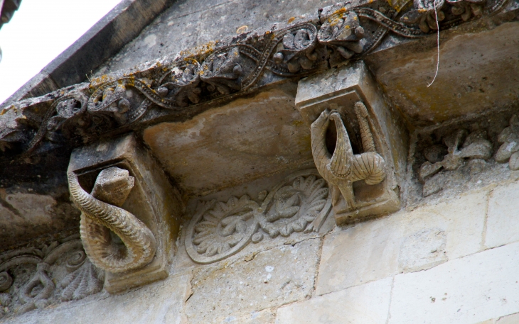 Détail :modillons du bandeau de palmettes, façade occidentale de l'église Saint Hilaire. - Melle