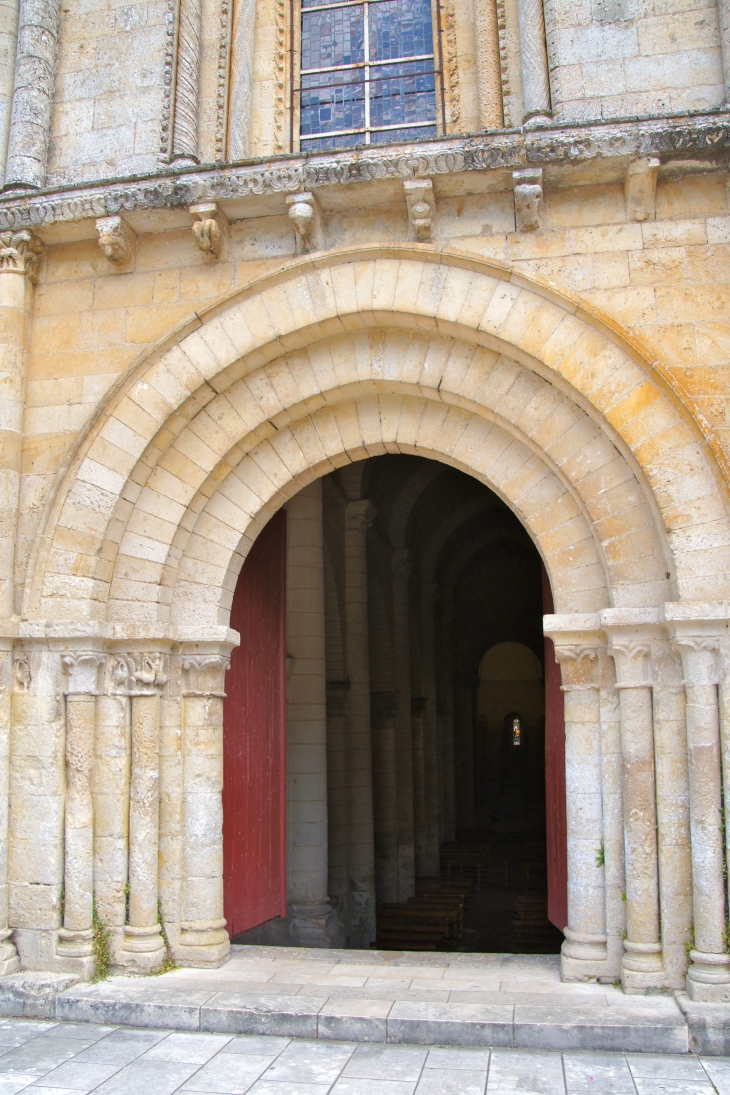 Le portail central en tiers-point. Façade occidentale de l'église Sainte Hilaire. - Melle