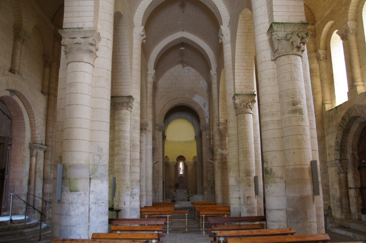 La-nef-vers-le-choeur-et-les-collateraux-chapiteaux-romans-representant-musiciens-et-monstres. Eglise Saint Hilaire. - Melle