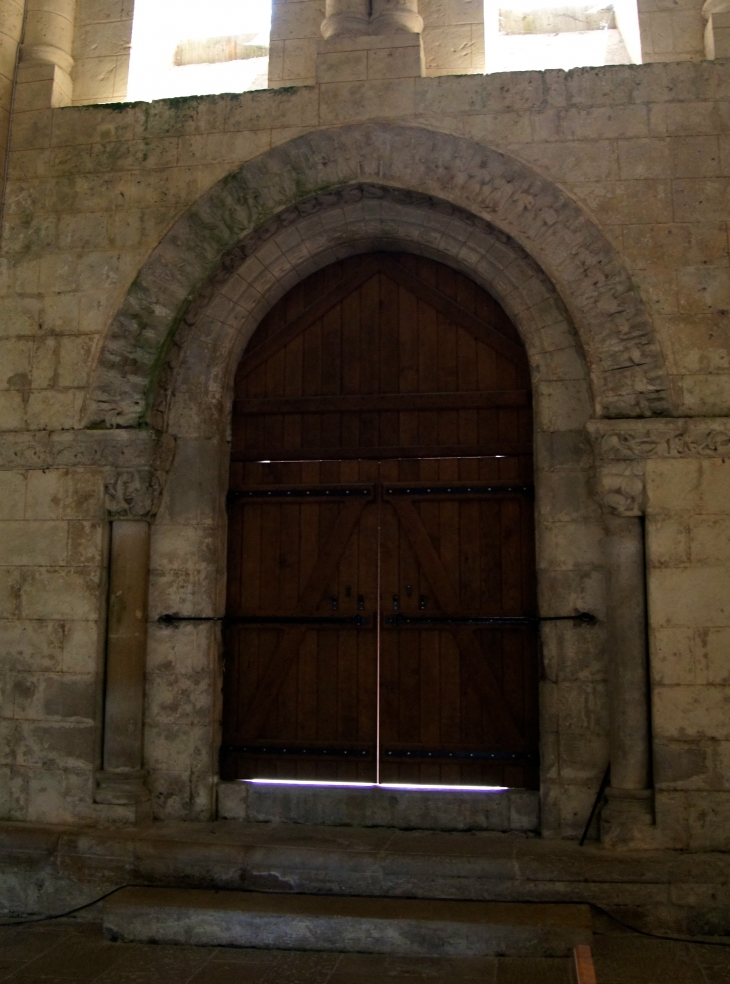 Eglise-saint-hilaire: Dans la 4ème travée du bas côté droit,-un-tres-beau-portail-est-decore-a-l-interieur-ce-qui-est-rare-son-arc-est-forme-de-31-claveaux-sculptes - Melle