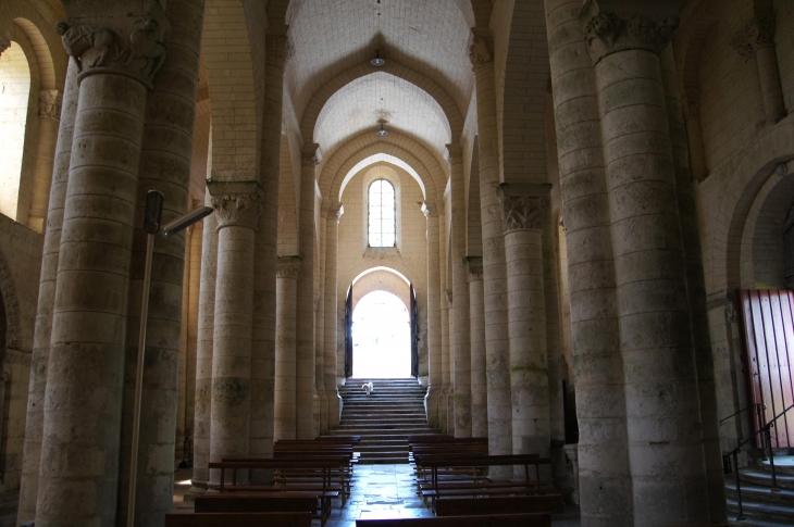 Eglise Saint Hilaire : la nef vers le portail. Nous apercevons les différents escaliers. - Melle