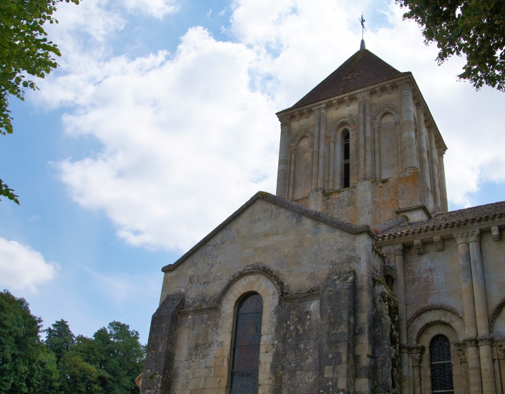 Le clocher de l'église Saint Hilaire. - Melle