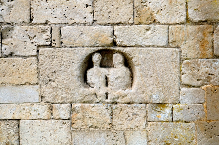 Pierre gravée dans la façade latérale nord de l'église Saint Hilaire. - Melle