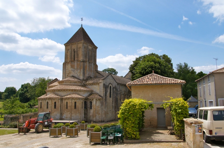 L'église Saint Hilaire classée Monument Historique et inscrite au patrimoine mondial de l'Unesco, comme étape sur le chemin de saint Jacques de Compostelle. - Melle