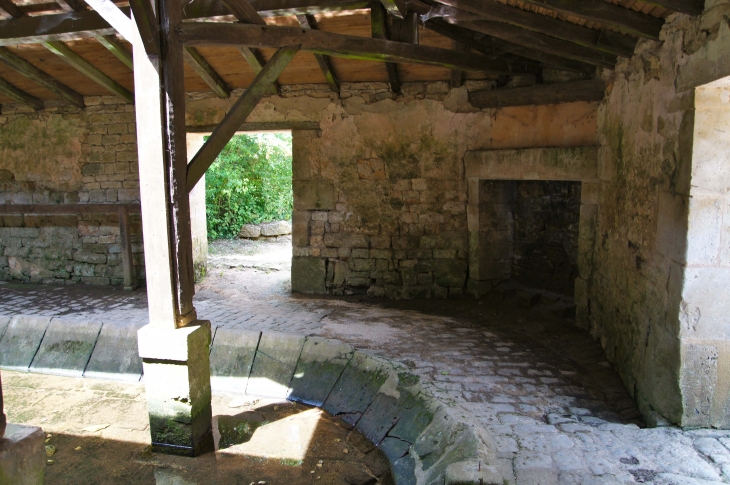 Le lavoir de Loubeau, existence d'une cheminée, peut-être pour chauffer des bassines d'eau pour la lessive ou alors pour réchauffer les lavandières l'hiver. - Melle