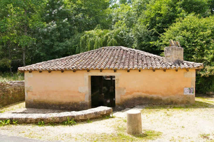 Le lavoir de Loubeau, c'est le premier lavoir connu à Melle. Il date de 1793.
