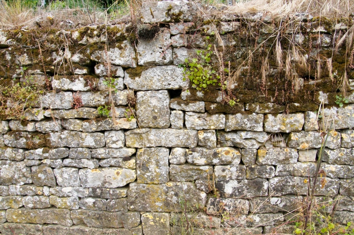 Mur ancien de pierres près du lavoir de Loubeau. - Melle