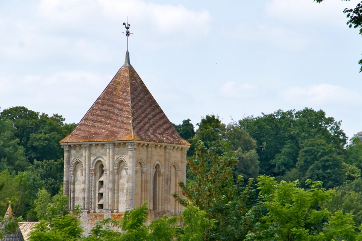 Le clocher de l'église Saint-Hilaire. - Melle