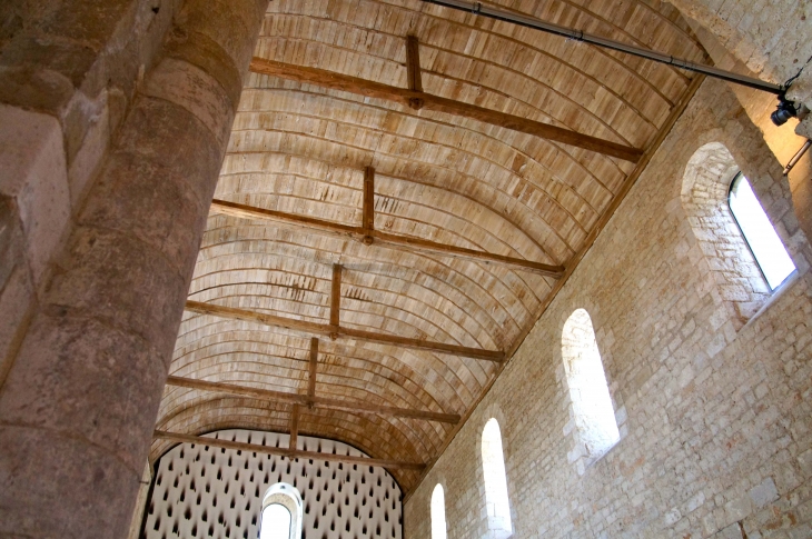 Eglise Saint SavInien : sa nef unique est couverte d'une charpente en forme de bateau renversé. - Melle