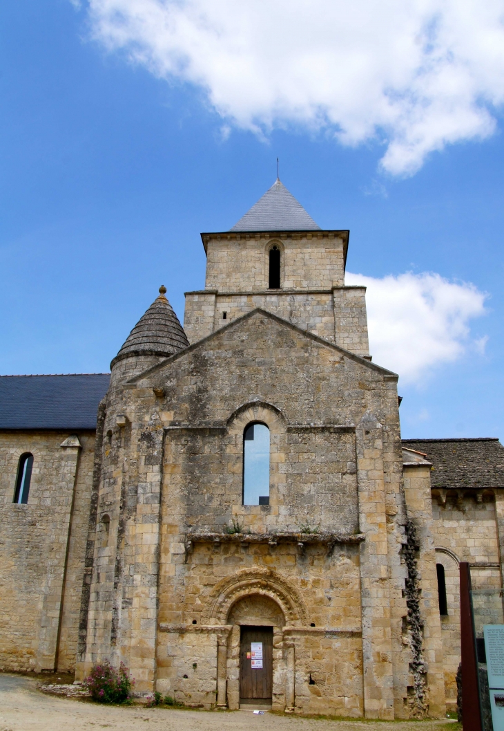 Eglise Saint Savinien: Le croisillon sud abrite un portail de style roman. - Melle
