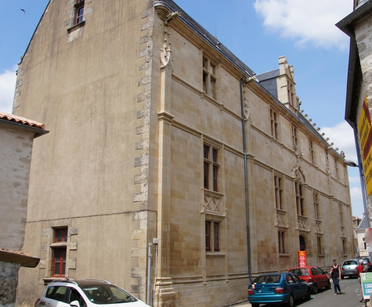 L'Hôtel de Médoc ou Evêché du XVe siècle. - Melle