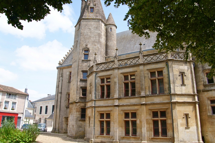 L'Hôtel de Médoc ou Evêché du XVe siècle. qui tire son nom de la famille de Menoc qui s'installa à Melle vers la fin du XIIIe siècle. La façade sut refaite en 1863, dans un style néo-gothique flamboyant.