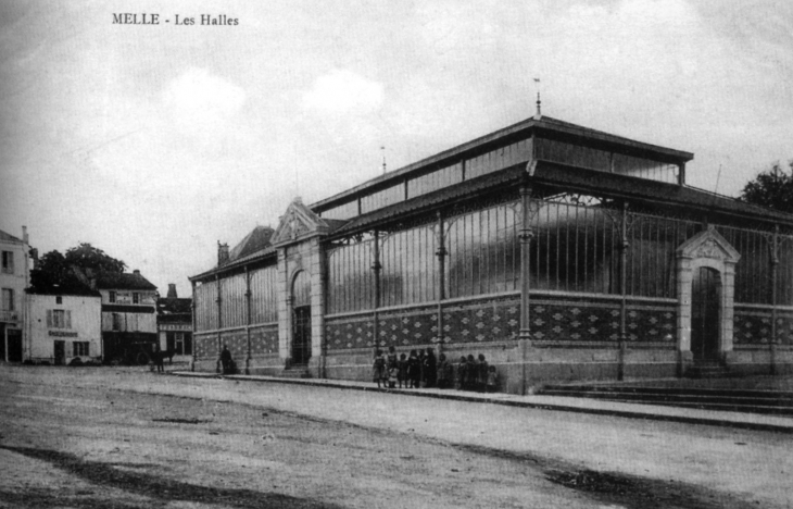 Les Halles, vers 1912 (carte postale ancienne). - Melle